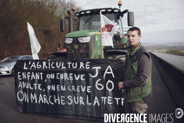 Blocage de l autoroute A16 par les agriculteurs