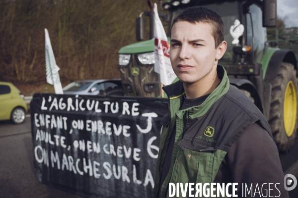 Blocage de l autoroute A16 par les agriculteurs