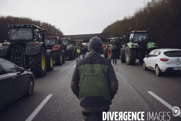 Blocage de l autoroute A16 par les agriculteurs