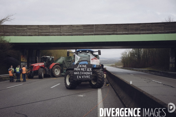 Blocage de l autoroute A16 par les agriculteurs