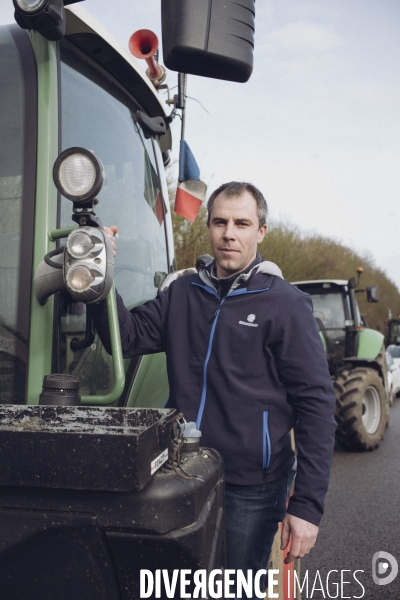 Blocage de l autoroute A16 par les agriculteurs