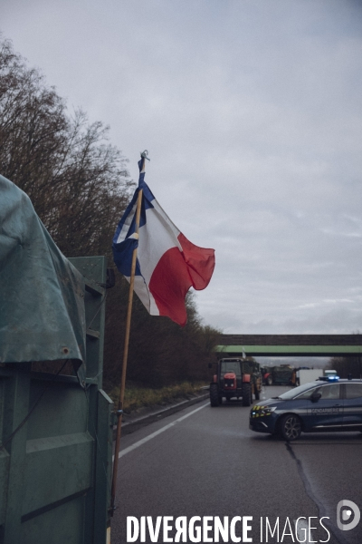 Blocage de l autoroute A16 par les agriculteurs