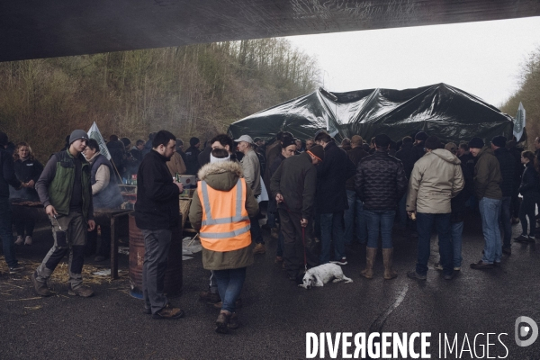 Blocage de l autoroute A16 par les agriculteurs