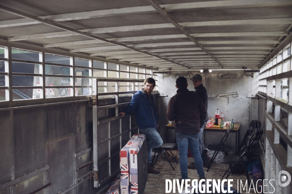 Blocage de l autoroute A16 par les agriculteurs