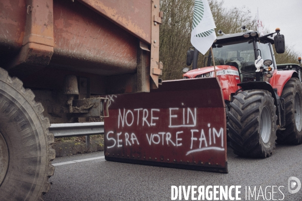 Blocage de l autoroute A16 par les agriculteurs