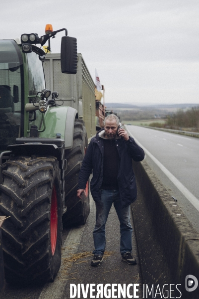 Blocage de l autoroute A16 par les agriculteurs