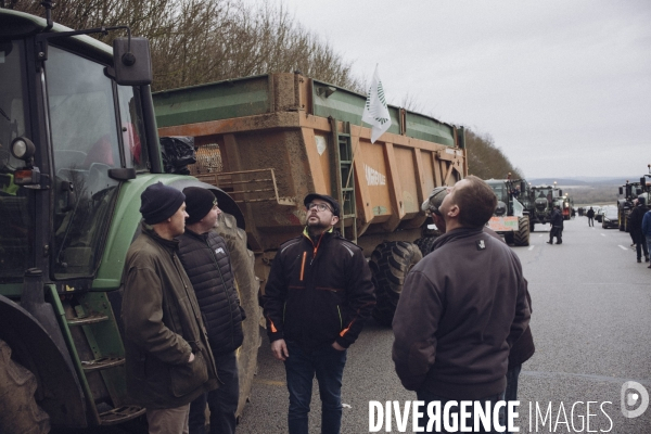 Blocage de l autoroute A16 par les agriculteurs