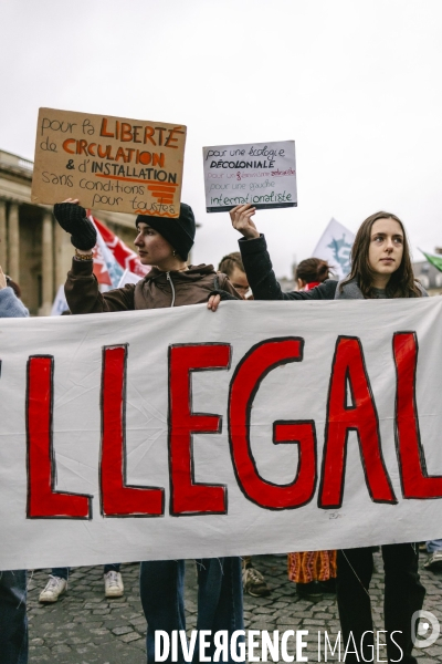 Conseil constitutionnel : Rassemblement d opposants à la loi immigration
