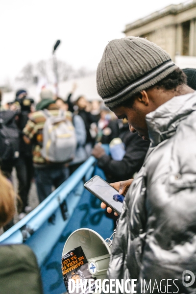 Conseil constitutionnel : Rassemblement d opposants à la loi immigration