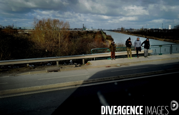 Migrants sur la D601 entre Loon Plage et Grande Synthe.