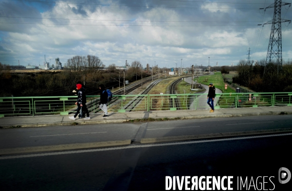 Migrants sur la D601 entre Loon Plage et Grande Synthe.