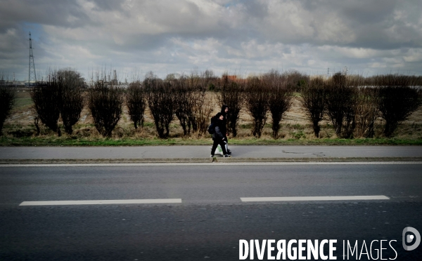 Migrants sur la D601 entre Loon Plage et Grande Synthe.