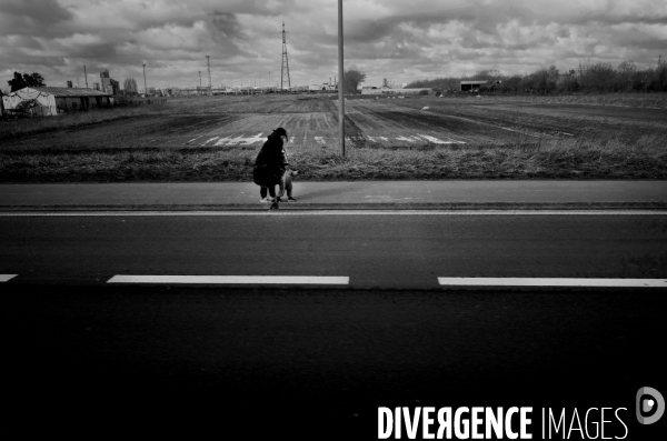 Migrants sur la D601 entre Loon Plage et Grande Synthe.
