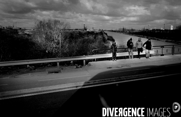 Migrants sur la D601 entre Loon Plage et Grande Synthe.
