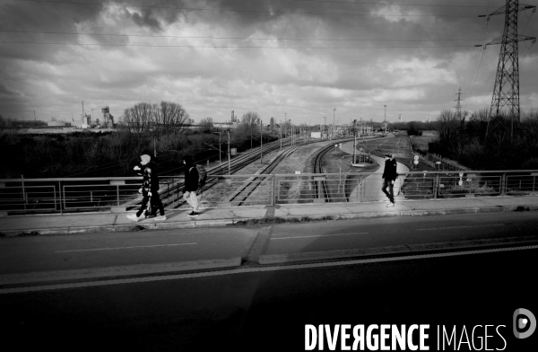 Migrants sur la D601 entre Loon Plage et Grande Synthe.