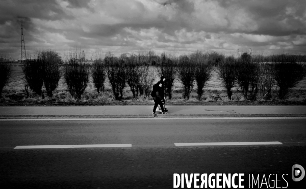 Migrants sur la D601 entre Loon Plage et Grande Synthe.