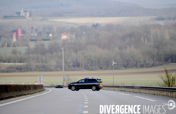 Une Voiture de gendarmerie en travers de l A16 