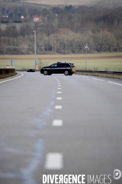 Une Voiture de gendarmerie en travers de l A16 