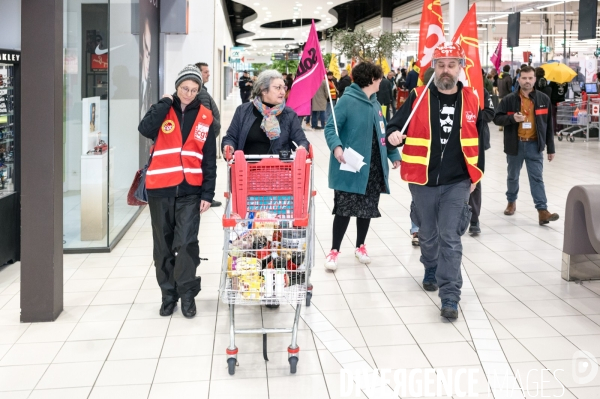 Action  caddy gratuit  au nord de Poitiers dans le cadre du mouvement de colère des agriculteurs