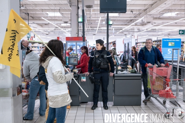 Action  caddy gratuit  au nord de Poitiers dans le cadre du mouvement de colère des agriculteurs