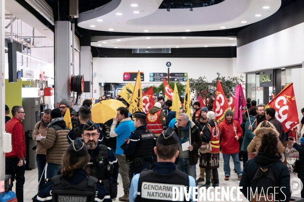 Action  caddy gratuit  au nord de Poitiers dans le cadre du mouvement de colère des agriculteurs