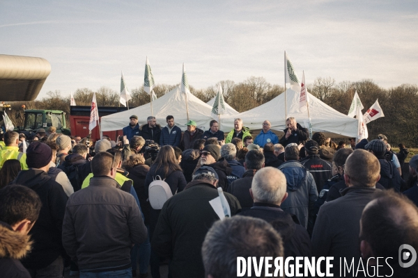 Blocage du péage de Saint-Arnoult par les agriculteurs