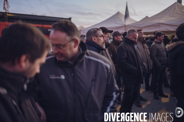 Blocage du péage de Saint-Arnoult par les agriculteurs