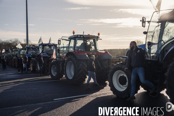 Blocage du péage de Saint-Arnoult par les agriculteurs