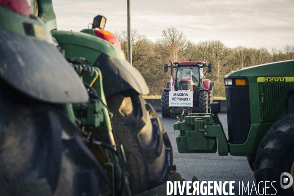 Blocage du péage de Saint-Arnoult par les agriculteurs