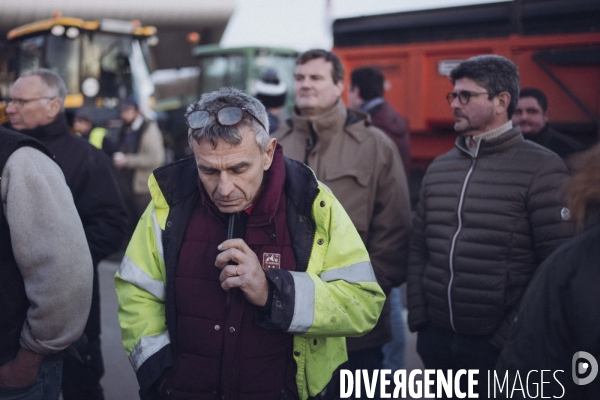 Blocage du péage de Saint-Arnoult par les agriculteurs