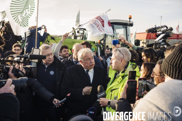 Blocage du péage de Saint-Arnoult par les agriculteurs