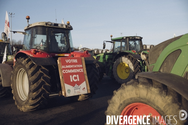 Blocage du péage de Saint-Arnoult par les agriculteurs