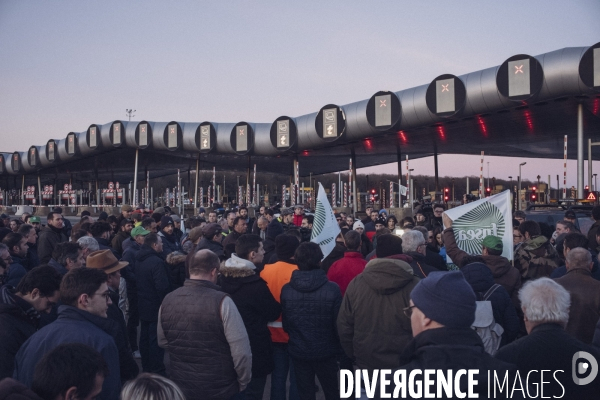 Blocage du péage de Saint-Arnoult par les agriculteurs