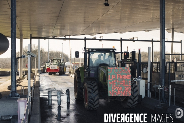 Blocage du péage de Saint-Arnoult par les agriculteurs