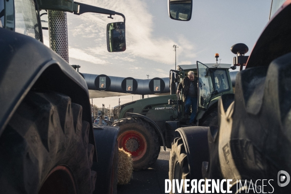 Blocage du péage de Saint-Arnoult par les agriculteurs