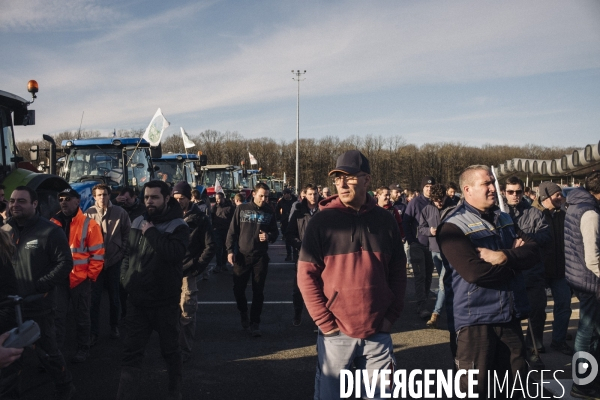 Blocage du péage de Saint-Arnoult par les agriculteurs