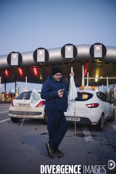 Blocage du péage de Saint-Arnoult par les agriculteurs