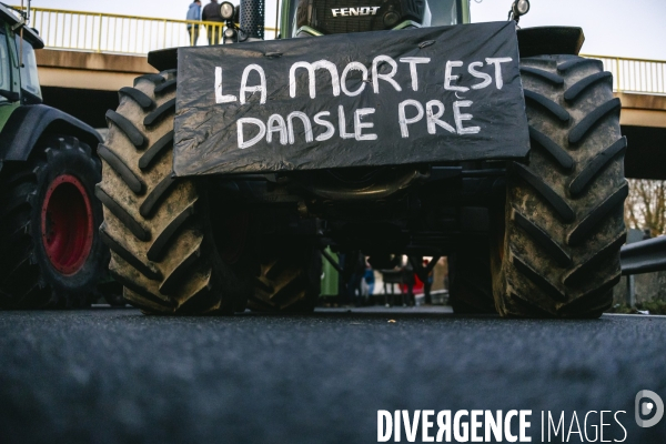 Blocage de l A1 à Senlis par les agriculteurs