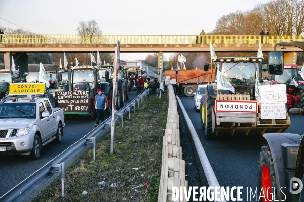 Blocage de l A1 à Senlis par les agriculteurs