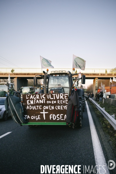 Blocage de l A1 à Senlis par les agriculteurs