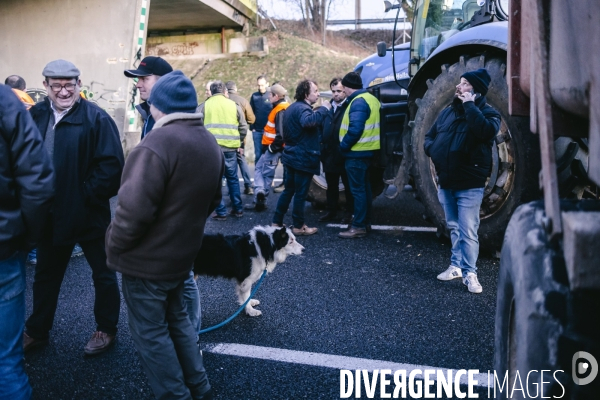 Blocage de l A1 à Senlis par les agriculteurs