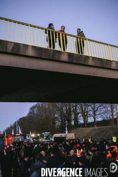 Blocage de l A1 à Senlis par les agriculteurs