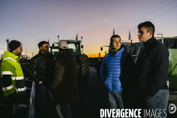 Blocage de l A1 à Senlis par les agriculteurs