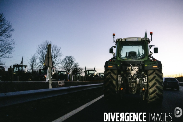Blocage de l A1 à Senlis par les agriculteurs