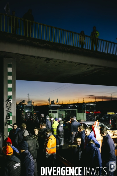 Blocage de l A1 à Senlis par les agriculteurs