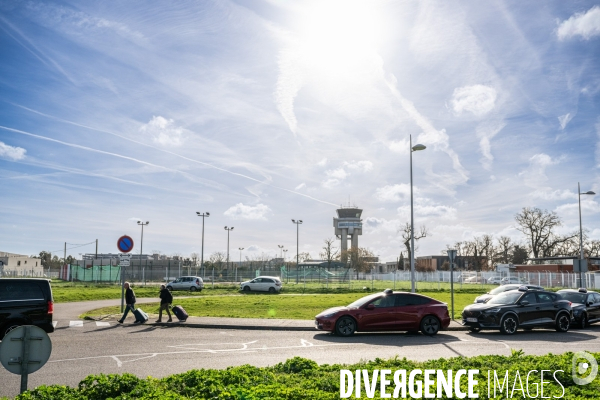 TOULOUSE : Blocage de l aeroport par les taxis en greve