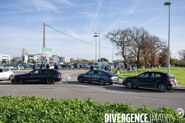 TOULOUSE : Blocage de l aeroport par les taxis en greve