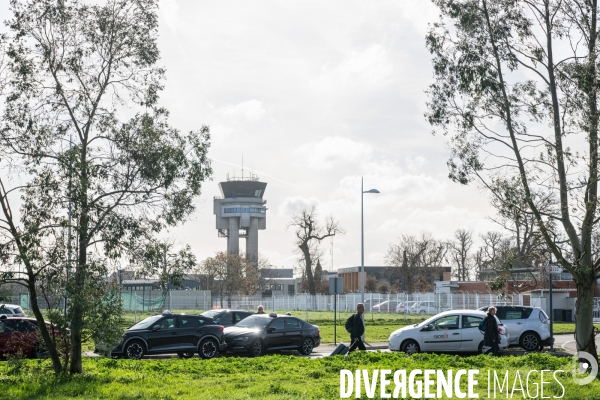 TOULOUSE : Blocage de l aeroport par les taxis en greve