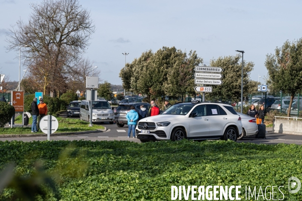 TOULOUSE : Blocage de l aeroport par les taxis en greve