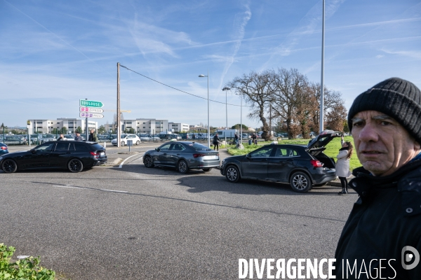 TOULOUSE : Blocage de l aeroport par les taxis en greve